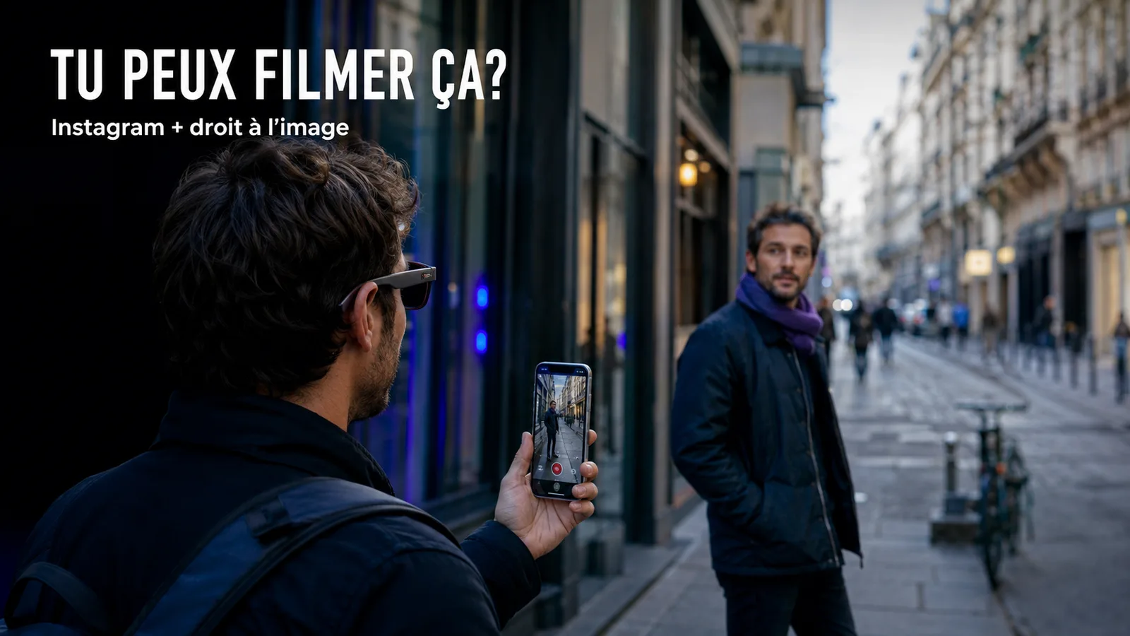 Créateur filmant une personne avec des lunettes connectées pour une vidéo Instagram