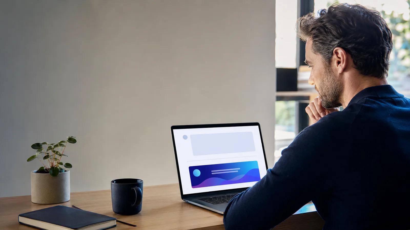 Entrepreneur observant une publicité clairement séparée d’une réponse conversationnelle.